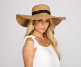 Embrassé dans un chapeau de paille glamour